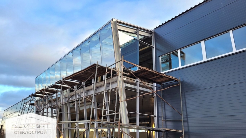 Остекление наклонного фасада и стеклянной крыши для офиса производственного здания с. Первомайский 