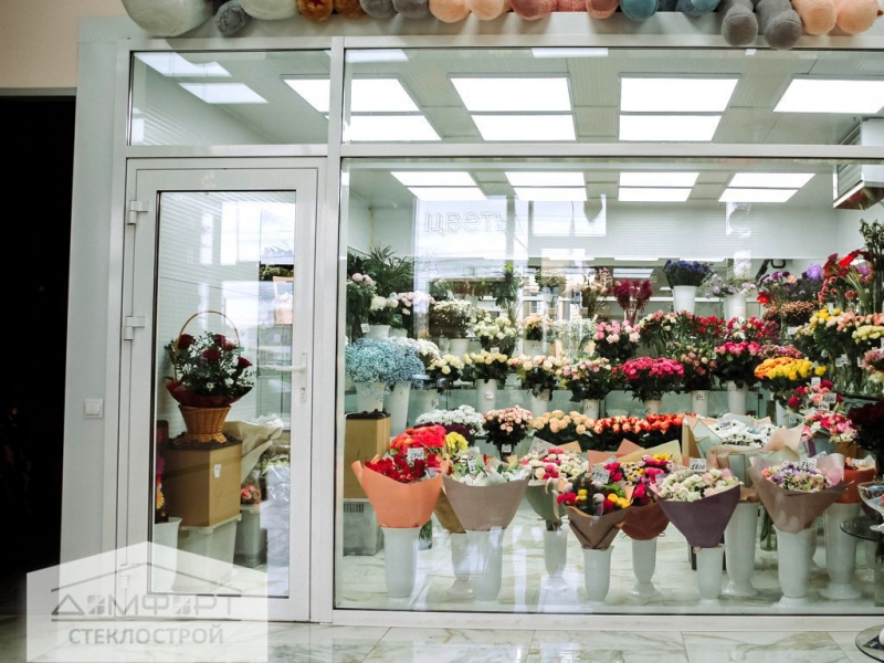 Алюминиевая витрина-холодильник с дверью, стеклянные витрины - тумбы, полки и зеркала в цветочный отдел в Елках, г. Ижевск