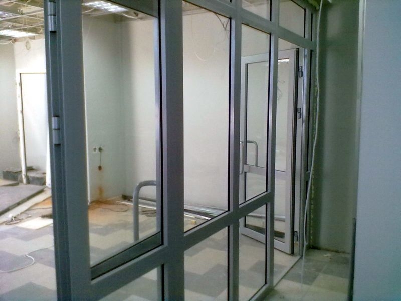 Двери и перегородки из алюминия в Промтрансбанк Ижевск