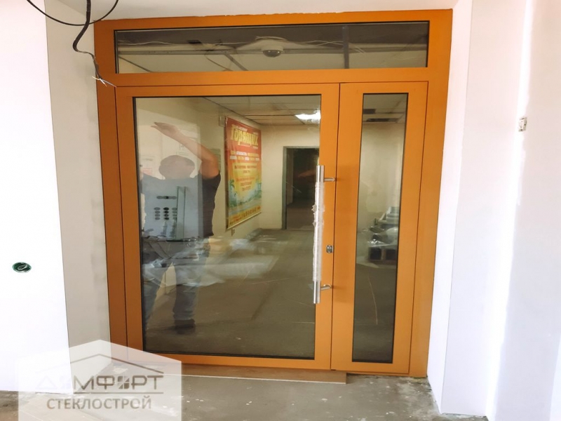 Алюминиевая дверь и перегородка с аппликацией в офисе - г. Ижевск