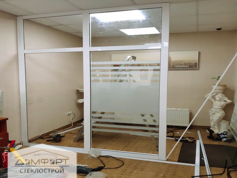 Алюминиевая дверь и перегородка с аппликацией в офисе - г. Ижевск