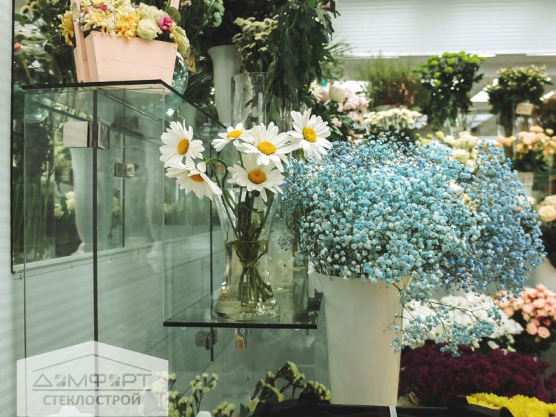Алюминиевая витрина-холодильник с дверью, стеклянные витрины - тумбы, полки и зеркала в цветочный отдел в Елках, г. Ижевск