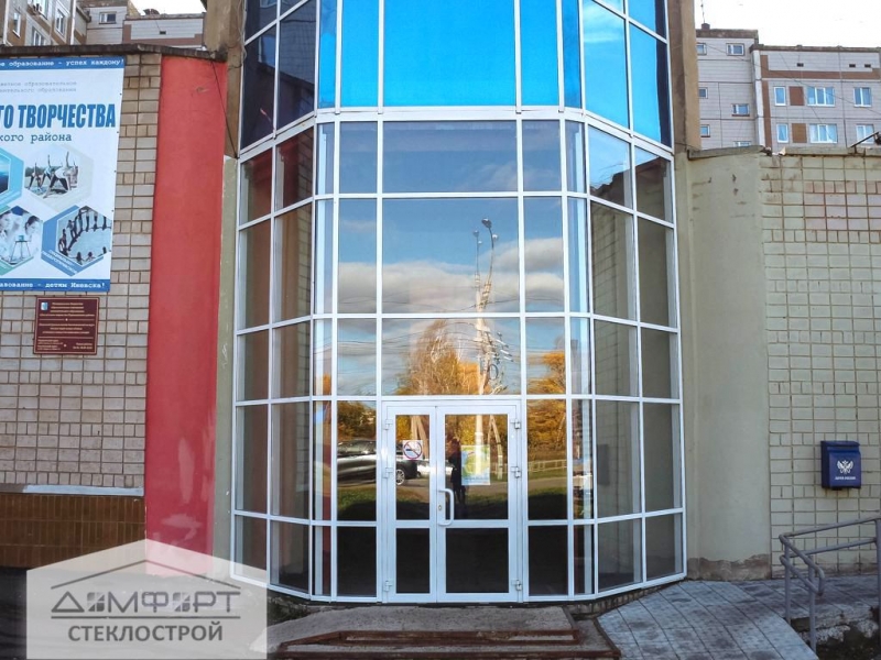 Алюминиевый витраж с дверью для устройства входной группы в школу спорт на ул. Ленина, г. Ижевск