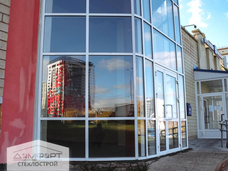 Алюминиевый витраж с дверью для устройства входной группы в школу спорт на ул. Ленина, г. Ижевск