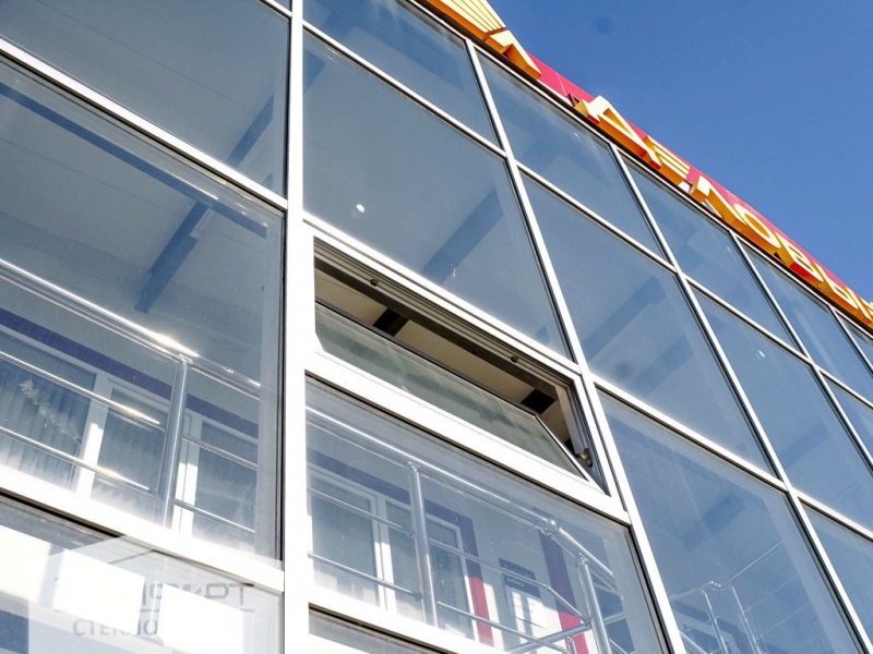 Остекление фасада, алюминиевые окна и двери в офис Деловых линии на Пойме - г.Ижевск