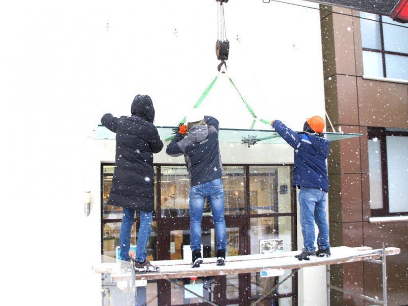 Установка большого стекла для стеклянного козырька в г.Воткинск