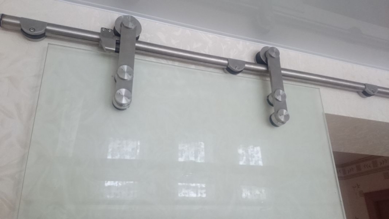 Стеклянная раздвижная дверь с узорами в Ижевске