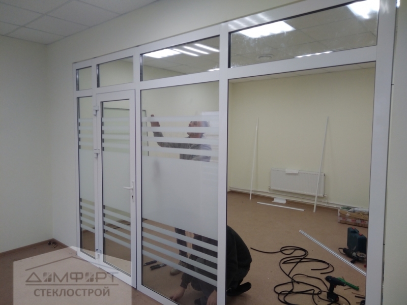 Алюминиевая перегородка с аппликацией на стекле - Ижевск