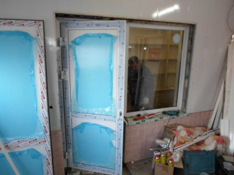 Монтаж алюминиевых дверей и пластиковой перегородки - Ижевск
