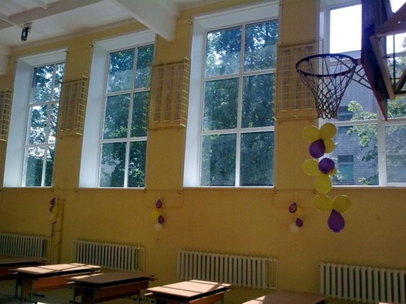 Установка окон в спортзал одной из сельских школ рядом с Ижевском