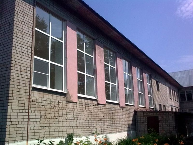 Установка окон в спортзал одной из сельских школ рядом с Ижевском